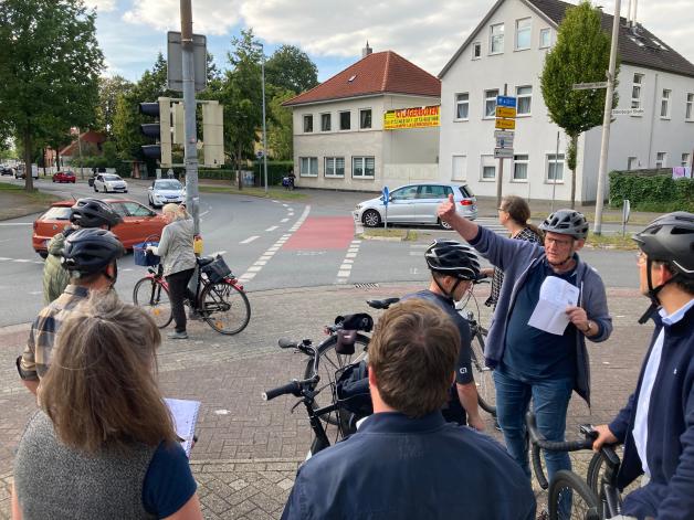 Um zur Ampel zu kommen, müssen Radfahrer, die von rechts aus der Oldenburger Straße kommen, den Radweg im Hintergrund auf der falschen Straßenseite überqueren. Um zur Ampel zu kommen, müssen Radfahrer, die von rechts aus der Oldenburger Straße kommen, den Radweg im Hintergrund auf der falschen Straßenseite überqueren.