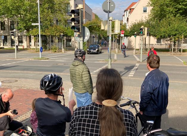Wie geht es jenseits der Friedrich-Ebert-Allee auf der Langen Straße für Radfahrer weiter? Das ist laut dem ADFC nicht zu erkennen.