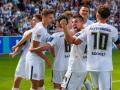 Luca Schnellbacher (SV 07 Elversberg) bejubelt den Treffer zum 2:0 mit Paul Stock (SV 07 Elversberg) und Jannik Rochelt 