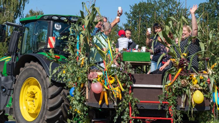 Beim Ernteumzug durch Besitz ist die Stimmung auf den bunt geschmückten Wagen schon früh auf dem Siedepunkt. Dazu haben wohl auch die vielen kleinen „Lustigmacher“ beigetragen.