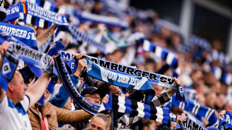 Hamburg, 20. Mai 2023 - Fußball, 2. Bundesliga 2022/23, Hamburger SV - SpVgg Greuther Fürth: Fans des Hamburger SV halte