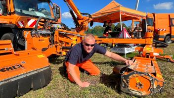 Felix Saldik kennt sein Fahrzeug - den Unimog U 427 - in- und auswendig. 