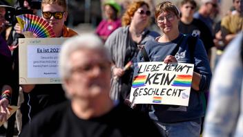 Demonstration gegen Fremdenhass und Queerfeindlichkeit