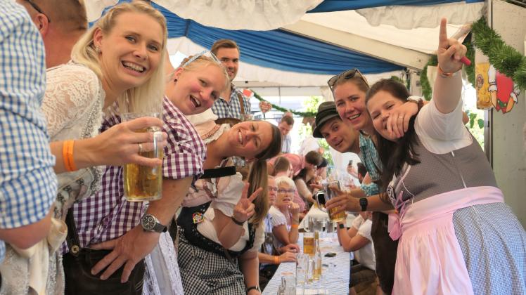 Partystimmung, bei der es kaum noch jemanden auf den Sitzen hielt, herrschte am Samstag beim Oktoberfest in Kloster Oesede.