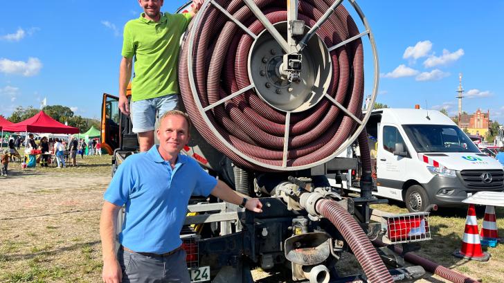 Fabian Reihwald, technischer Leiter beim WTAZV (unten), und Mathias Dahse präsentieren beim Prignitztag in Perleberg ein Fäkalfahrzeug, mit welchem Dahse kleinere Orte abfährt und dort aus Sammelgruben das gesammelte Schmutzwasser absaugt.