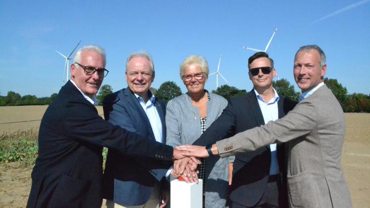 Der Windpark Kesdorf-Süsel ist eigentlich schon seit Mitte Juli am Netz. Doch als Symbol drückten (von links) Adrianus Boonekamp, Jörg Sibbel, Petra Kirner, Torsten Levsen und Michael Doss alle gemeinsam auf einen roten Einschaltknopf.