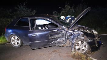 So sah das Auto des jungen Fahrers nach dem Zusammenstoß mit dem Baum aus. 