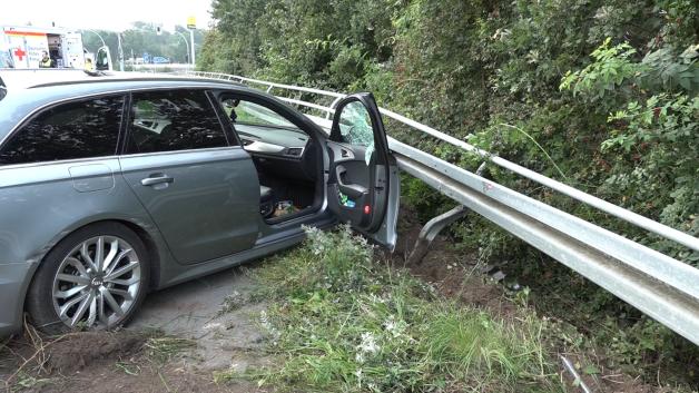 Ein Audi-Fahrer kam am Sonntag auf der Rheiner Landstraße von der Fahrbahn ab und wurde bei dem Unfall schwer verletzt.