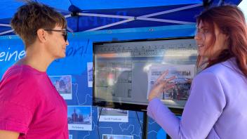 Redakteurin Gina Werthe zeigte den Besuchern beim Bürgerfest in Perleberg, wie Zeitung gemacht wird.
