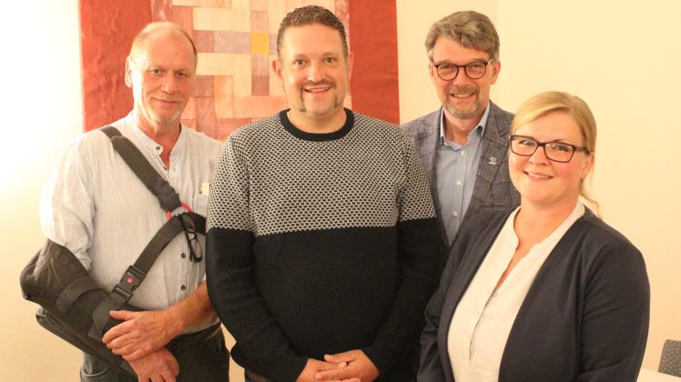 Die neue Dorfvorsteherin Jeannine Siegl mit ihren Mitstreitern (von links) Peter Soltau und Tobias Holthusen und Bürgermeister Heiko Godow.
