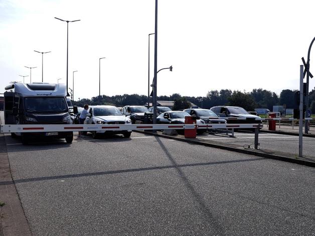 Auf dem Weg nach Sylt: Auch in Niebüll mussten einige Autos am Sonntag lange warten. 