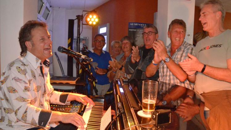 Spätsommerliches Wetter, mehr Besucher: Bei der „6. Musiknacht“ in Wilster machten am Wochenende neun Bands Stimmung wie etwa „The Piano Man“ Klaus Porath in der Filiale der Volksbank/Raiffeisenbank.