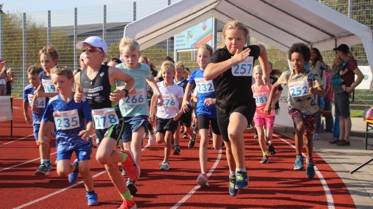 Startschuss zum Kinderlauf: Mit vollem Ehrgeiz gingen die jüngsten Läufer auf die Strecke. Wilstermarsch Lauf