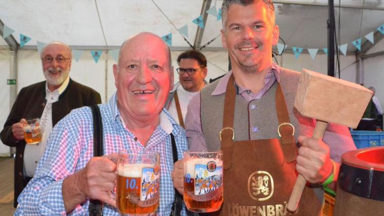 Fröhliche Oktoberfesteröffnung: Horst Hinrichsen (l.) und Bürgermeister Ralf Hoppe mit Hammer und Maß.