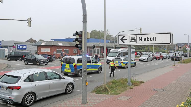 Rund drei Stunden war die Polizei auf Sylt am Sonntag im Einsatz, um den Verkehr rund um die Autzugverladung in Westerland zu regeln. 