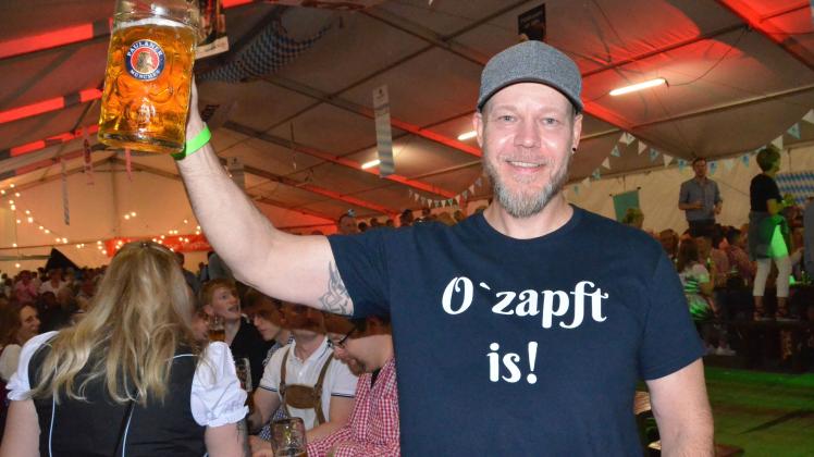Das Motto auf der Brust: André Hess aus Appen genoss eine Maß auf dem Itzehoer Oktoberfest.