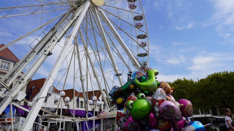 Im Riesenrad haben die Besucher auch am letzten Tag noch eine tolle Aussicht auf Lingen und das Gelände vom Altstadtfest 2023.