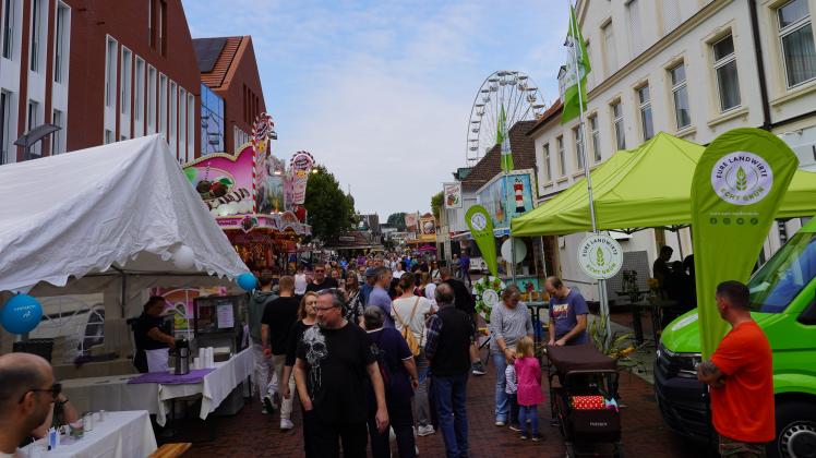 Am letzten Tag des Lingener Altstadtfest 2023 kamen viele Besucher, die sich durch die Straßen zwängten.