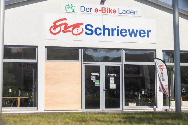 Bereits am Samstag wurde die zerstörte Fensterscheibe durch eine provisorische Holzplatte ersetzt. Bereits am Samstag wurde die zerstörte Fensterscheibe durch eine provisorische Holzplatte ersetzt.