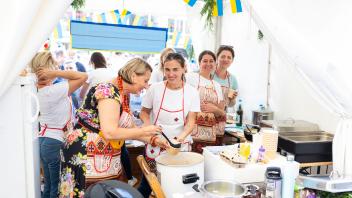 Die Frauen der Ukrainischen Gemeinde haben alle Gerichte zusammen und mit viel Liebe zubereitet - Fest der Kulturen: So ist die Stimmung beim Fest in Osnabrück 