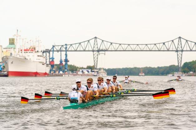 Der Deutschland-Achter hatte im Ziel unter der Rendsburger Eisenbahnhochbrücke eine halbe Minute Rückstand. Der Deutschland-Achter hatte im Ziel unter der Rendsburger Eisenbahnhochbrücke eine halbe Minute Rückstand.