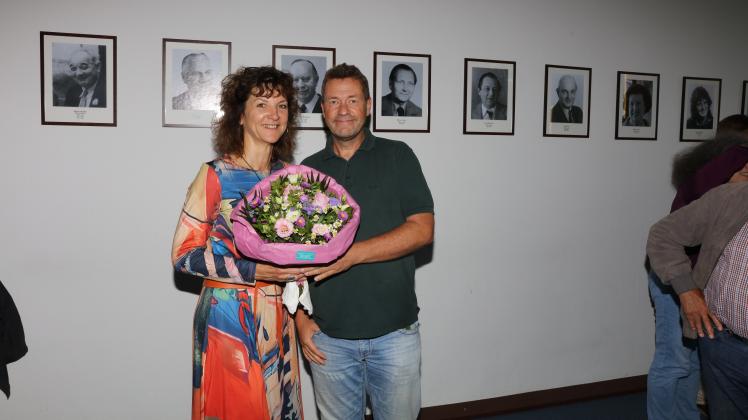 Um 18.50 Uhr erhielt Christiane Küchenhof (SPD) Blumen von Gemeindewahlleiter Melf Kayser und die Bestätigung: Sie wurde wiedergewählt.
