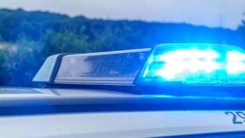Osnabrück, Deutschland 22. Juli 2022: Ein Einsatzfahrzeug der Polizei mit Blaulicht. Niedersachsen *** Osnabrück, German