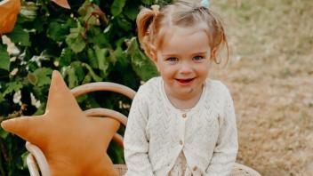 Heidi ist zwei Jahre, als bei ihr vor wenigen Wochen der aggressive Hirntumor (DIPG) diagnostiziert wurde. Nach der Bestrahlung könnte ihr ein teures Medikament helfen, das in Deutschland noch nicht zugelassen ist. Was Freunde und Kollegen deshalb machen.