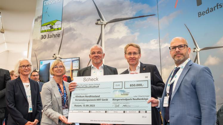 Thoma Ketelsen, Projektmanagerin Dirkshof, Anke Dethlefsen und Dirk Ketelsen, beide Geschäftsführung Bürgerwindpark Reußenköge, Ministerpräsident Daniel Günther, Stefan Unger, Geschäftsführer Klinikum Nordfriesland.