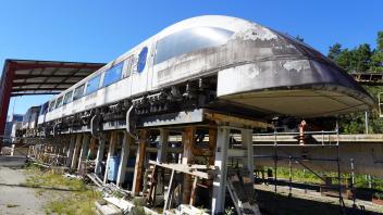 L wie Lathen und „Lost Place“: Von diesem Image will der Förderverein Transrapid Emsland Lathen im Hinblick auf die Magnetzüge befreien. Mehrere Sektionen sind über die Jahre verwittert. Unser Foto zeigt einen Teil des TR08.