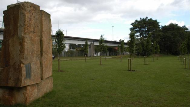 Ein Gedenkstein an der Versuchsstrecke in Lathen erinnert an die Opfer des Transrapid-Unglücks. Ein Gedenkstein an der Versuchsstrecke in Lathen erinnert an die Opfer des Transrapid-Unglücks.