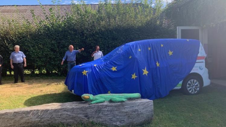 28 Unternehmen aus der Region haben dem Flensburger Jugendrind das neue Kinder- und Jugendmobil, einen Renault Kangoo, finanziert.