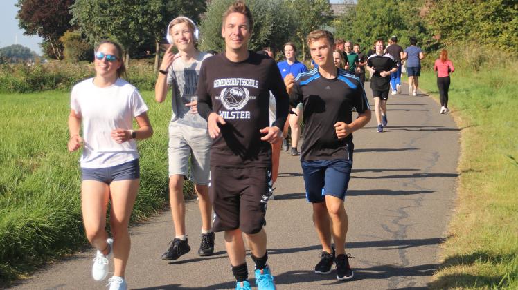 Sportlehrer und Organisator Martin Bujack machte sich gemeinsam mit seinen Schülern auf die 60-minütige Laufstrecke.