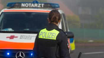 Melle, Deutschland 02. Juni 2022: Eine Beamtin der Polizei Niedersachsen steht an einem Unfallort, mit dem Schriftzug Po