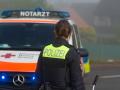 Melle, Deutschland 02. Juni 2022: Eine Beamtin der Polizei Niedersachsen steht an einem Unfallort, mit dem Schriftzug Po