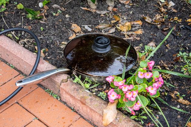 Die Pfanne mit dem verkohlten Essenresten Die Pfanne mit dem verkohlten Essenresten
