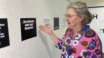 Claudia Bolsinger, kommissarische Leiterin der VHS Wedel, und die Ausstellung „Was ihr nicht seht“.