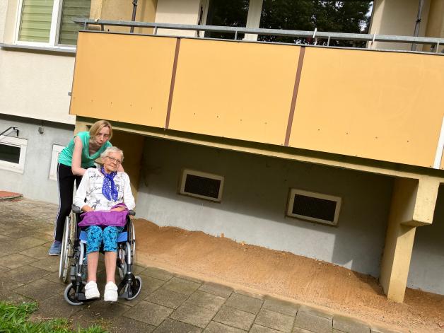 Hier unter dem Balkon wäre Platz für einen Unterstand für das Elektromobil der Rentnerin aus Sternberg, meinen Jana und Edith Dalke. 