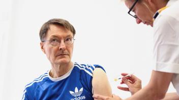 Bundesgesundheitsminister erhält Covid Auffrischungsimpfung