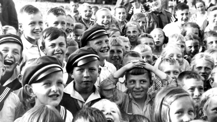 1935: Jahrmarkt auf dem Paradeplatz in Rendsburg – und die Kinder sind begeistert.