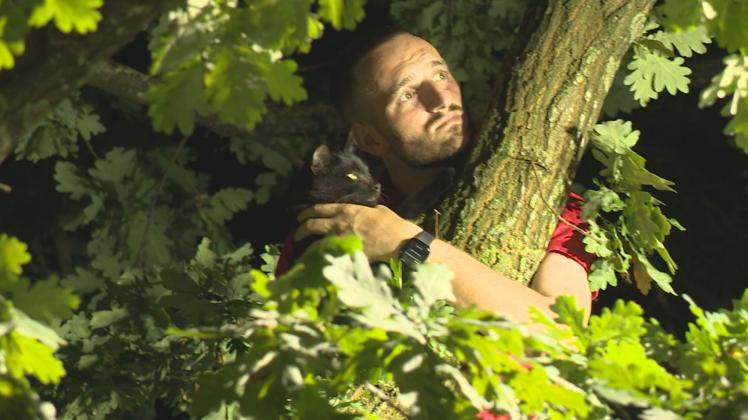Richtig glücklich sieht der Tierliebhaber in dieser Situation nicht aus: Alexander Rautenhaus und sein Kater Sid hoch oben im Baum. 