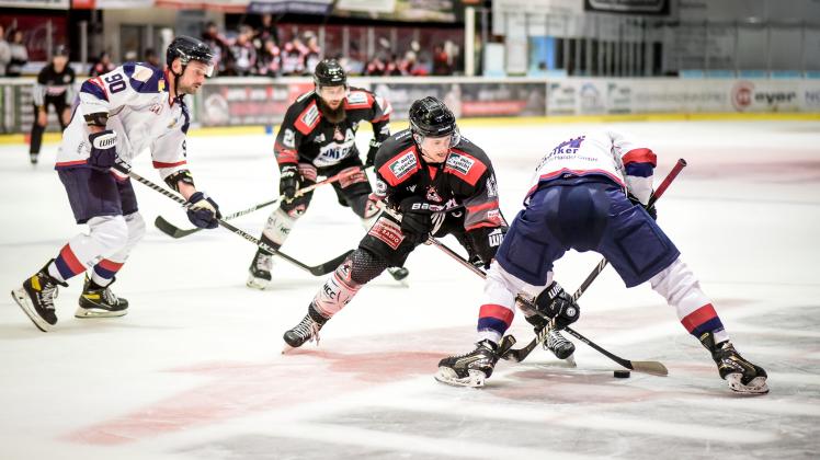 Emil Bejmo, hinter ihm Keegan DanserauRostock Piranhas vs HammEishockey-Testspiel 2023Foto: Georg Scharnweber
