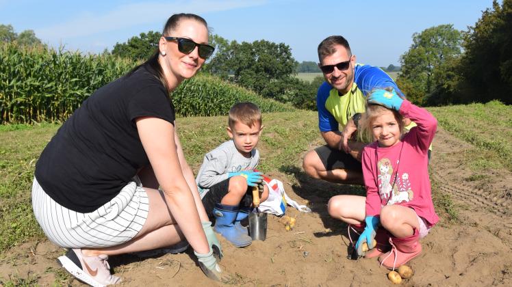 Familie Jessica und Norman Sygusch war mit den Kindern Titus und Malea aus Barkelsby nach Loose zum zweitägigen Kartoffelfest gekommen. Sie genossen die Aktion und freuen sich schon unter anderem auf frische Pellkartoffeln zu Hause. 