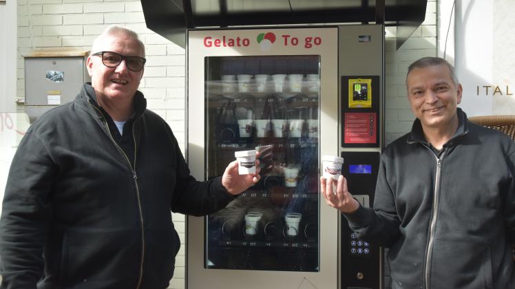 Raoul Bacdo (v.l.) und Massimo Vettorel präsentieren stolz den neuen Eisautomaten.