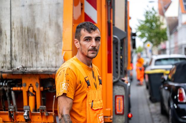 Florin-Sarin Navrapescu wurde von dem Öl getroffen. Florin-Sarin Navrapescu wurde von dem Öl getroffen.