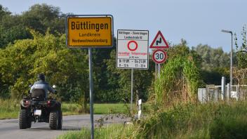Die L02 von Rehna nach Grevesmühlen ist derzeit eine Umleitungsstrecke, auf der es vom 19. bis 21. September zeitweilige Vollsperrungen geben soll.  