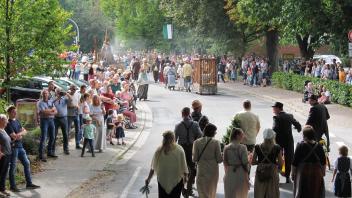 Etwa 3500 Zuschauer säumten die Straßen Lähdens bei dem Festumzug mit über 30 Motivwagen und Fußgruppen.