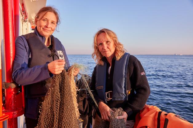 Heike Vesper (links) vom WWF Deutschland und Bundesumweltministerin Steffi Lemke (rechts) stehen an Bord der «Noorsupply». In der Hand haben sie Teile von Geisternetzen aus dem Meer. Heike Vesper (links) vom WWF Deutschland und Bundesumweltministerin Steffi Lemke (rechts) stehen an Bord der «Noorsupply». In der Hand haben sie Teile von Geisternetzen aus dem Meer.