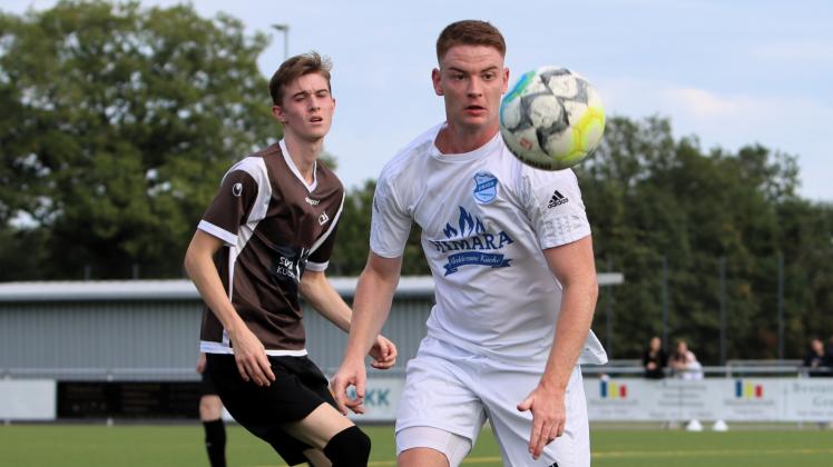 Janko Behrs (FC Union Tornesch II, vorne) gegen Marvin Oberst (FTSV Komet Blankenese, hinten)