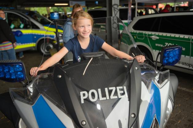 Mathilda Levgrün aus Elmshorn auf einem Polizeimotorrad.